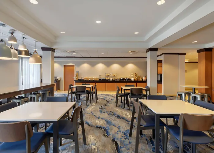 Hotel Fairfield & By Marriott Rockford